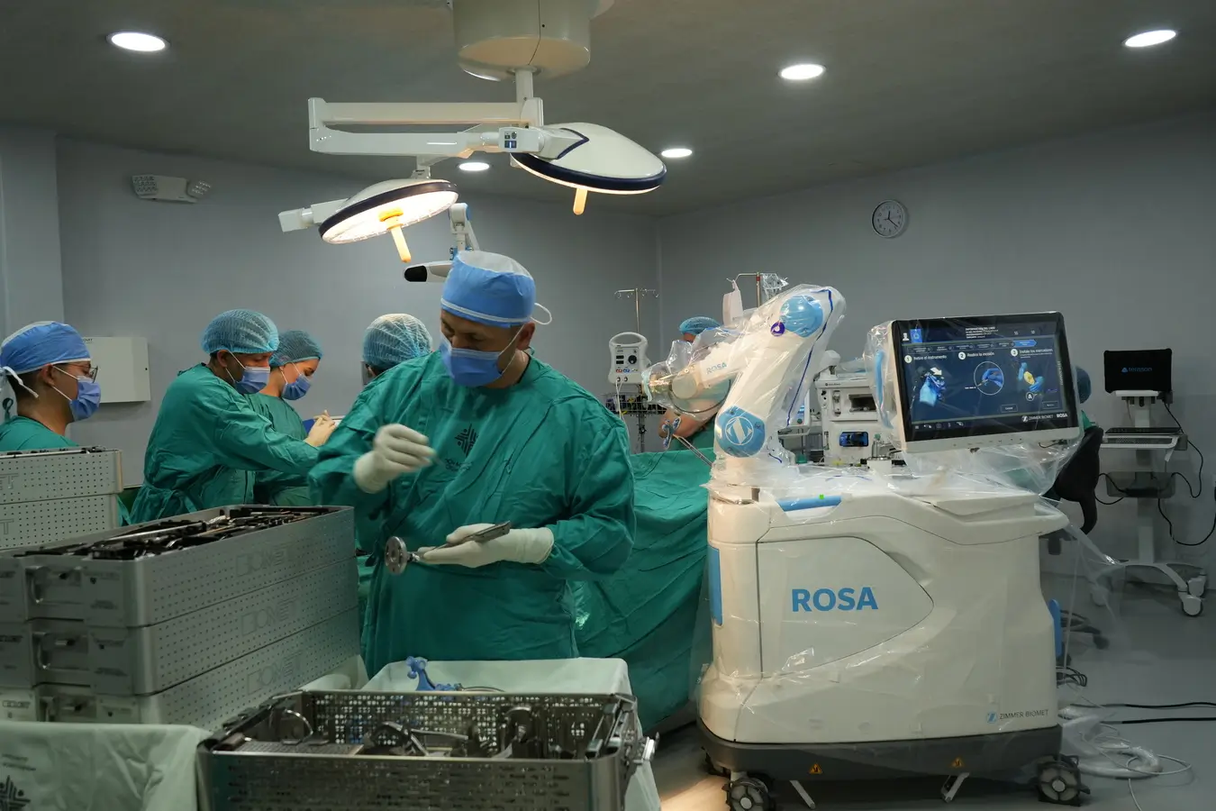 Clínica de Traumatología Quirúrgica | traumatologia robot-rosa-traumatologia-quirurgica