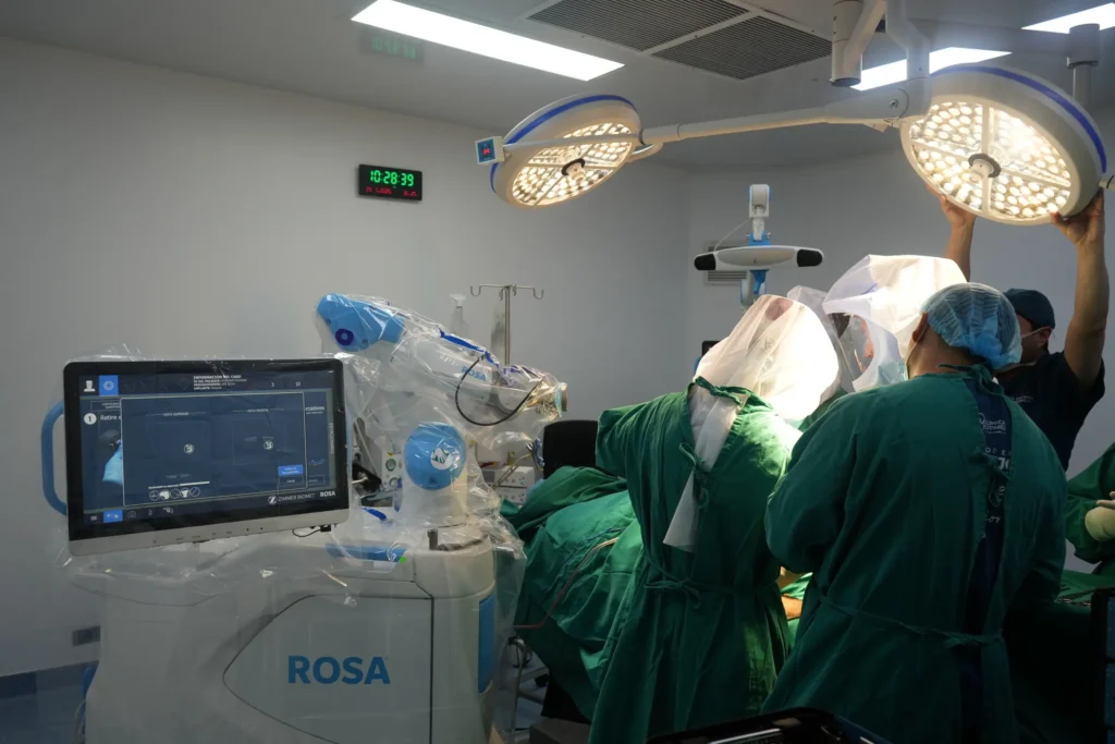 Clínica de Traumatología Quirúrgica | artroscopia de tobillo,artroscopia,tobillo,recuperación artroscopia de tobillo,rehabilitación tobillo Traumatologia - ciruganos operando protesis de rodilla