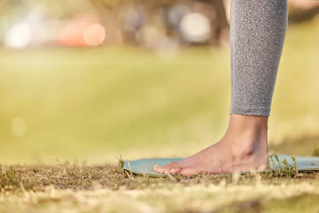 Comparación visual entre pie plano y pie normal en adultos - clínica de traumatología quirúrgica