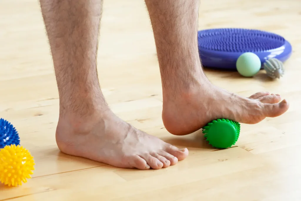 Deportista realizando ejercicios para pie plano - clínica de traumatología quirúrgica
