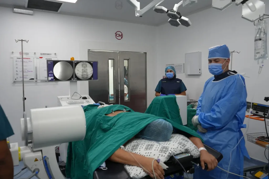Clínica de Traumatología Quirúrgica | bloqueo foraminal,columna vertebral,bloqueo de columna,dolor lumbar,tratamiento del dolor de espalda Imagen de paciente siendo preparado para bloqueo – Paciente posicionado para recibir un bloqueo radicular en la columna vertebral