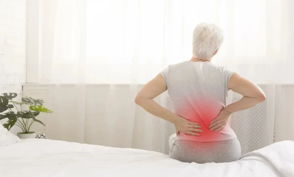 Clínica de Traumatología Quirúrgica | qué es la escoliosis,tipos de escoliosis,síntomas de la escoliosis,escoliosis idiopática,tratamiento de la escoliosis Paciente adulto con dolor lumbar por síntomas de la escoliosis.