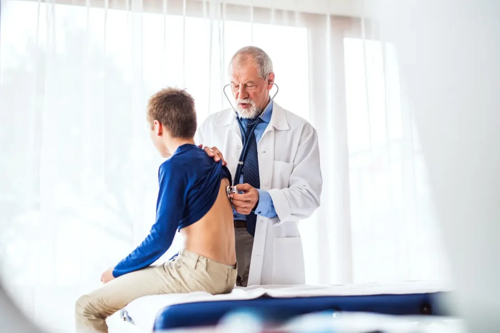 consulta médica para detectar qué tan común es la escoliosis idiopática - Clinica traumatologica quirurjica