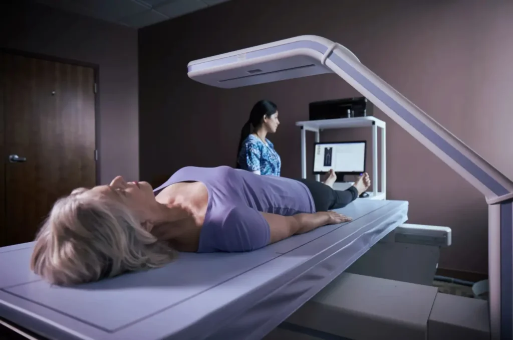 Médico realizando densitometría ósea a un paciente