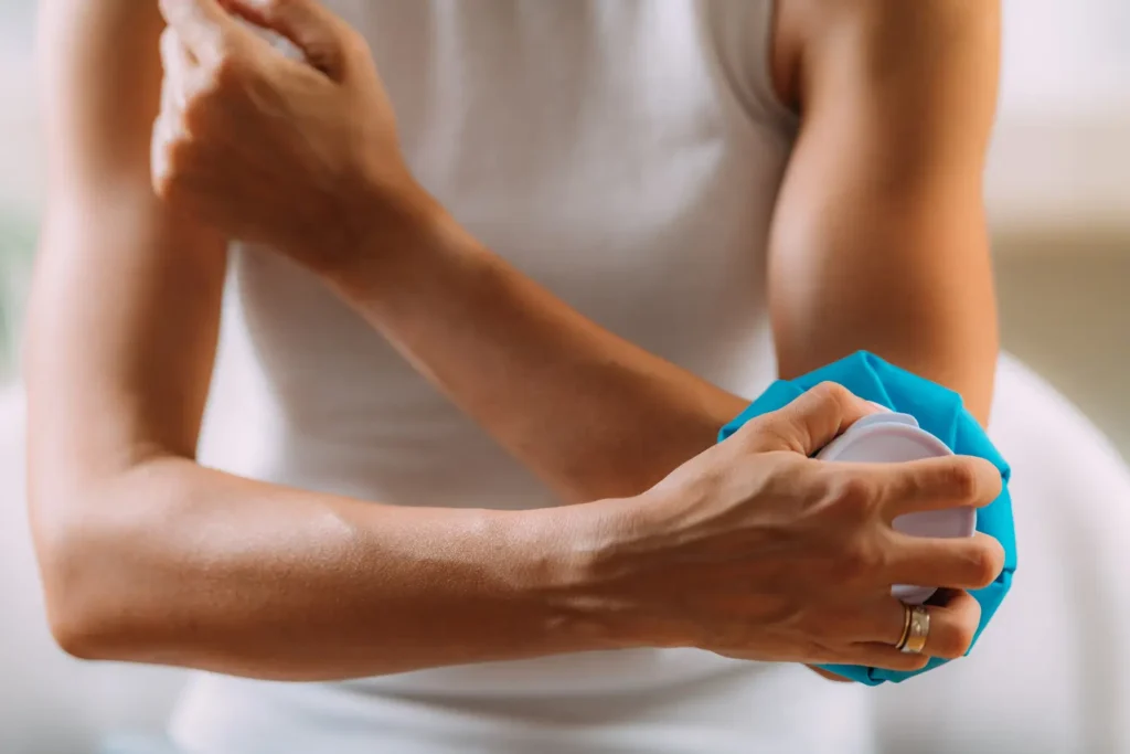 Paciente realizando ejercicios de fortalecimiento de antebrazo – “codo lesionado”- clinica de traumatología quirurgica