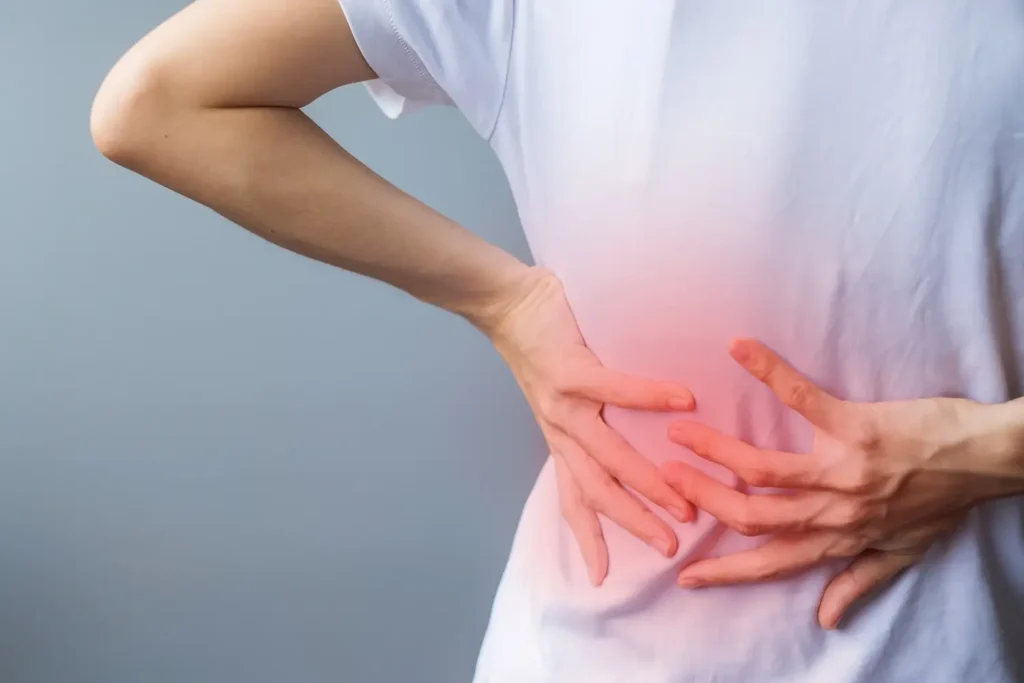 Clínica de Traumatología Quirúrgica | especialista en columna,especialista en columna vertebral,traumatólogo especialista en columna,dolor de espalda persistente,hernia de disco lumbar Dolor lumbar ilustrado en una figura médica -clinica de traumatologia quirurjica