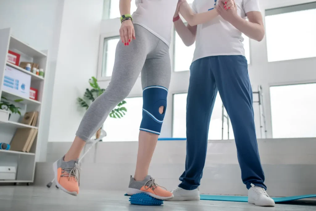 Paciente realizando ejercicios de rehabilitación – ejercicios dolor de rodilla- clinica de traumatologia Quirúrgica