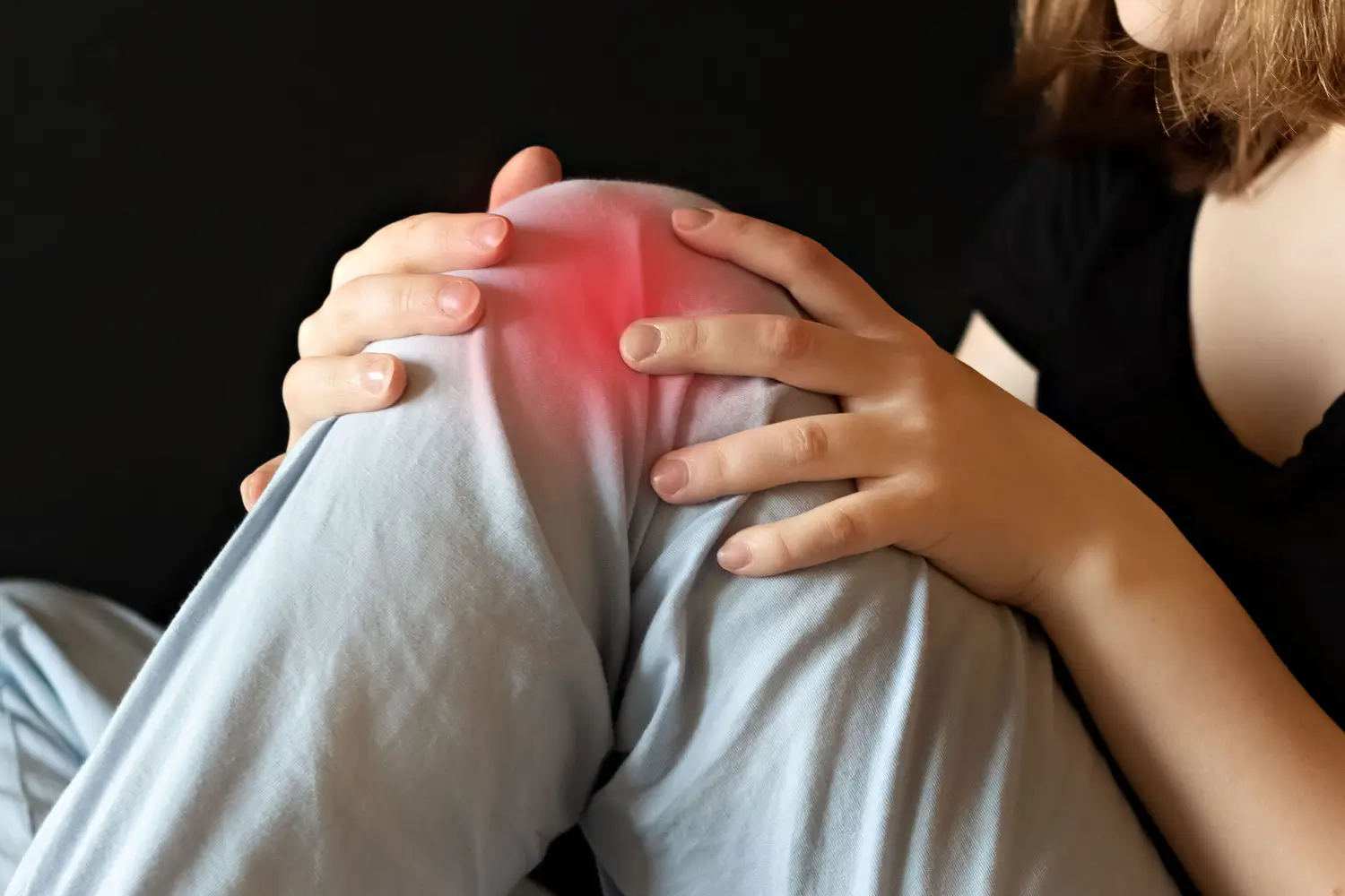 Persona tocándose la rodilla con dolor – por que me duele la rodilla- clinica de traumatologia Quirúrgica