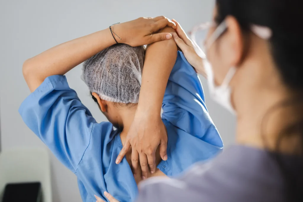 procedimiento de cirugía laparoscópica de hombro en quirófano - clinica de traumatologia quirugica